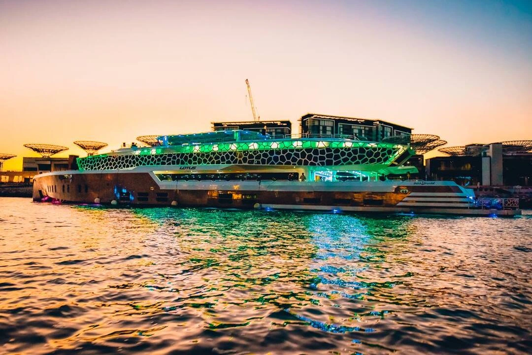 Lotus-Mega-Yacht-Dinner-Cruise-Dubai-2